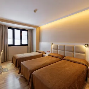 House 3*, Barcelona Spanyolország